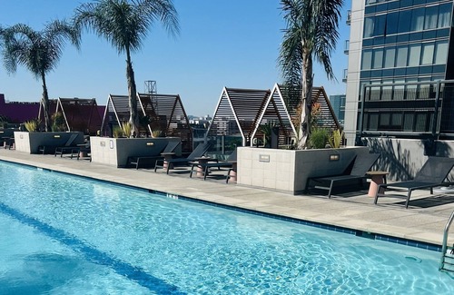 Atwater Village Apartment | DOWNTOWN L.A Scenic Condo with pool and basketball court