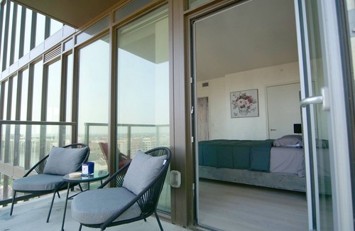 Downtown Apartment | Downtown LA Premier High Rise, Modern Vibe