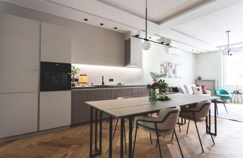 Ujlipotvaros Apartment | Downtown Luxe Living with Balcony