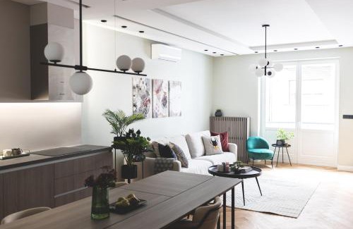 Ujlipotvaros Apartment | Downtown Luxe Living with Balcony