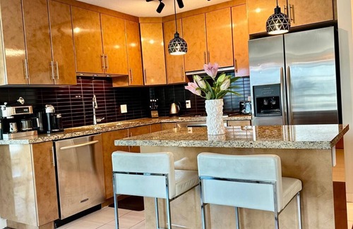 Coal Harbour Apartment | Downtown Luxury 2 bdr, 2 bath & den.
