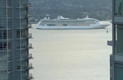 Coal Harbour Apartment | Downtown Luxury 2 bdr, 2 bath & den.