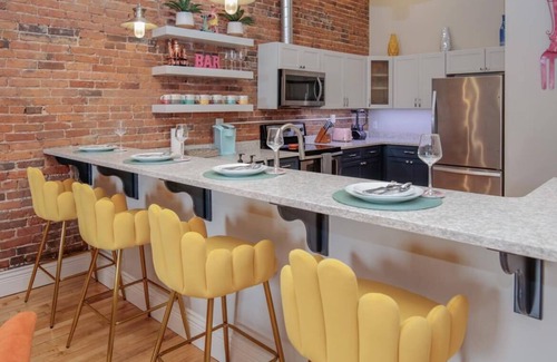 Central Business District Apartment | Downtown Luxury Industrial Loft/13-Ft Ceilings/Walkable