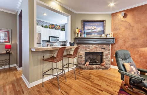 South Main Historic District House | Downtown Memphis Private Garage & Roof Top Patio Walk 2 blocks to Beale Street