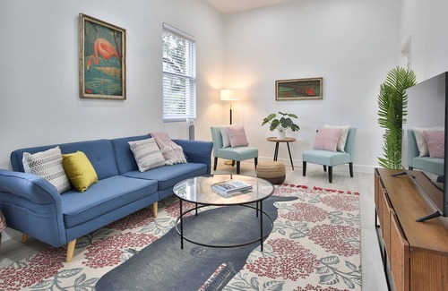 Gillespie Park House | Downtown! Modern, fresh, pet welcome, workspace!