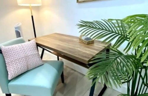 Gillespie Park House | Downtown! Modern, fresh, pet welcome, workspace!