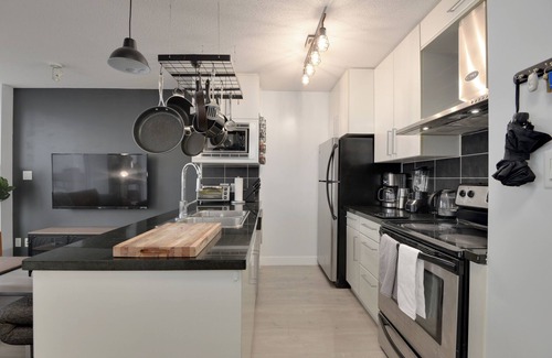 Crosstown Condo | Downtown Modern-Industrial Condo 2bd/2bth + Parking
