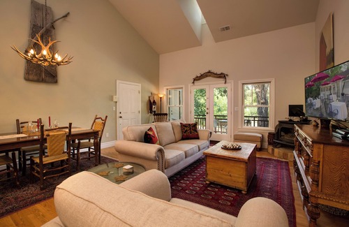 Murphys Condo | Downtown Murphys Loft: Spacious & Stylish