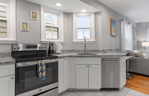 Yachting Village Condo | Downtown Newport Luxury on Thames, 2BR, Sleeps 6 - Walk to Everything
