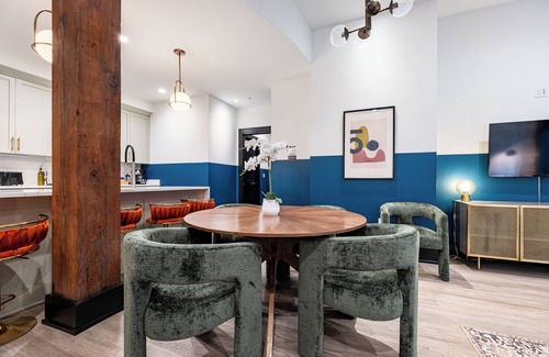 Central Business District Hotel | Downtown NOLA Luxury Rooftop Pool Sleeps 6