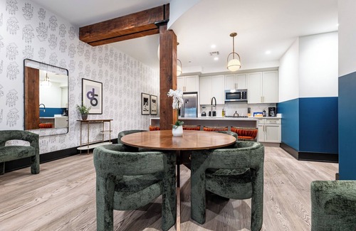 Central Business District Hotel | Downtown NOLA Luxury Rooftop Pool Sleeps 6