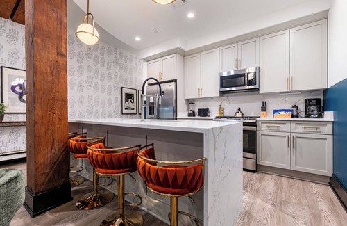 Central Business District Hotel | Downtown NOLA Luxury Rooftop Pool Sleeps 6