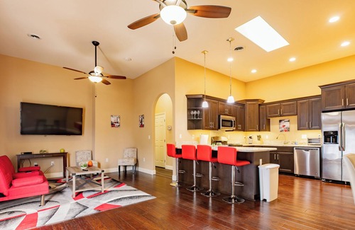 Northside House | Downtown Oasis | Vaulted Ceiling | EZ Parking