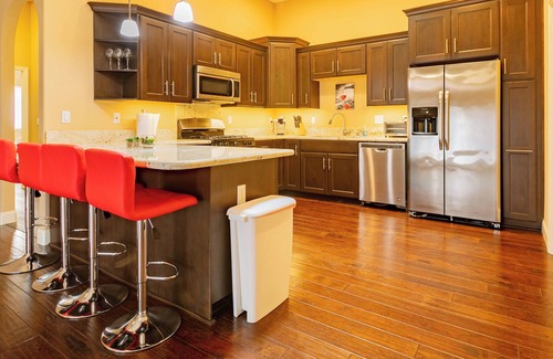 Northside House | Downtown Oasis | Vaulted Ceiling | EZ Parking