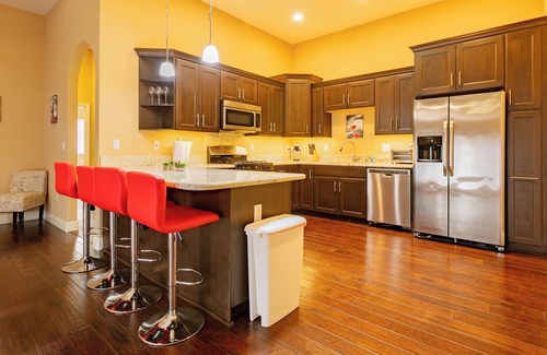 Northside House | Downtown Oasis | Vaulted Ceiling | EZ Parking