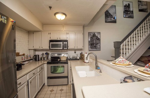 Old City Condo | Downtown Old City Stylish & Centrally located Historic loft