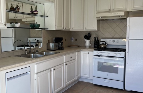 Encinitas Cottage | Downtown Old Encinitas beach house. Next to beaches, restaurants and shops.