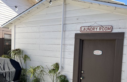 Encinitas Cottage | Downtown Old Encinitas beach house. Next to beaches, restaurants and shops.