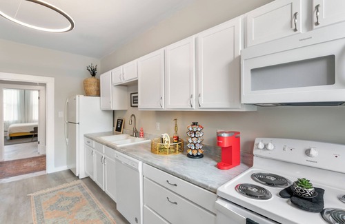 Greeneville Apartment | Downtown Overlook Spacious4-bed apt w WiFi, arcade,kitchen in Greeneville
