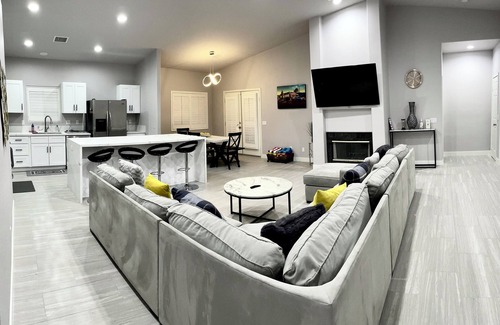 Racquet Club South House | Downtown Palm Springs, 4 King Bedrooms, Salted Pool, Game Room, Pergola, Spa