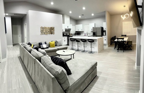 Racquet Club South House | Downtown Palm Springs, 4 King Bedrooms, Salted Pool, Game Room, Pergola, Spa