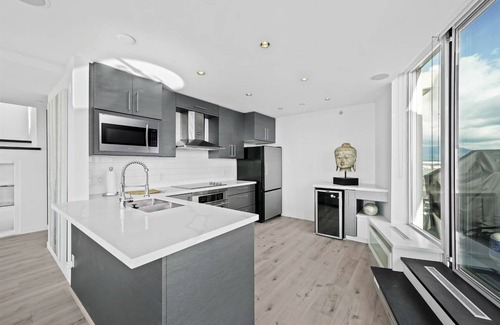 Crosstown House | Downtown penthouse with hot tub, pool, spectacular view & 2-story terrace