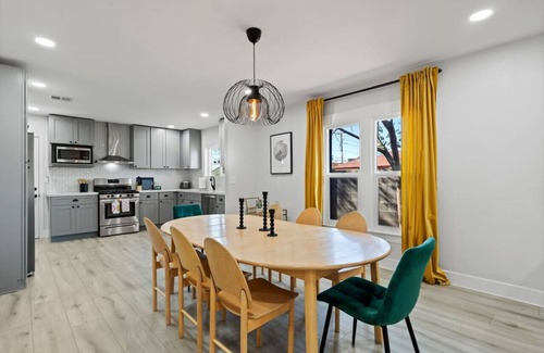 Garfield House | Downtown Phx~Remodeled~2 Units+Casita~Sleeps 12