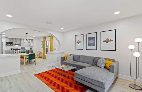 Garfield House | Downtown Phx~Remodeled~2 Units+Casita~Sleeps 12
