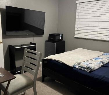 Richmond Heights House | Downtown Private Deluxe Room