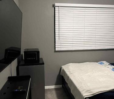 Richmond Heights House | Downtown Private Deluxe Room