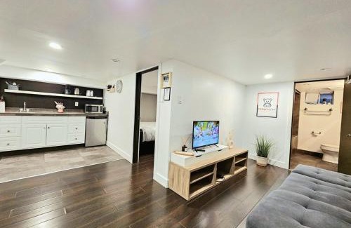 Niagara Apartment | Downtown Queen and King St - Lower Suite