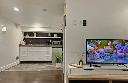 Niagara Apartment | Downtown Queen and King St - Lower Suite