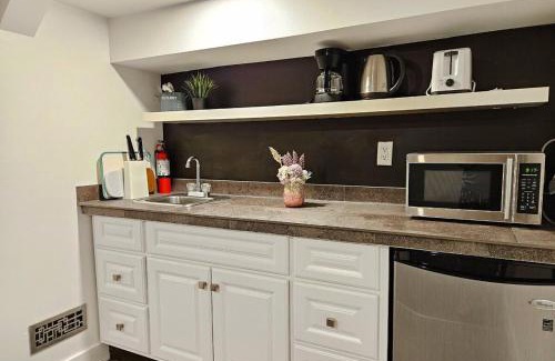 Niagara Apartment | Downtown Queen and King St - Lower Suite