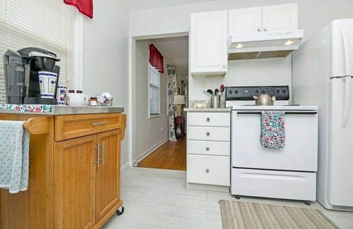 Brevard House | Downtown Southern Comfort * Comfort + Location + Amenities + Carport!