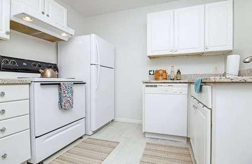 Brevard House | Downtown Southern Comfort * Comfort + Location + Amenities + Carport!