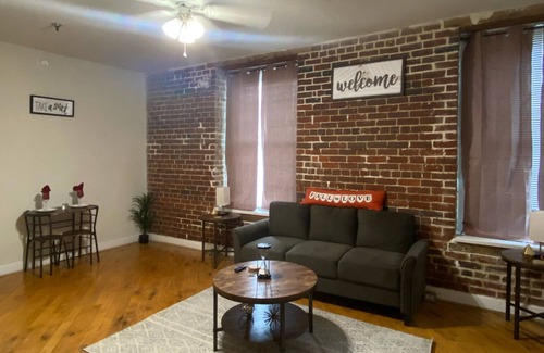 Shockoe Bottom Apartment | Downtown Spacious getaway in Shockoe,Richmond. Qn bd/1bth/Pool,/Garage parking