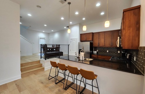 Rosewood Bed & Breakfast | Downtown Stay in East Austin @ 12th Street