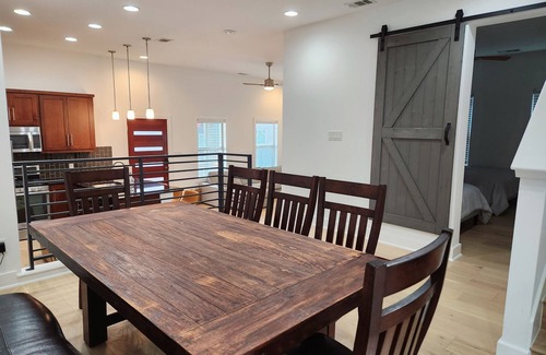 Rosewood Bed & Breakfast | Downtown Stay in East Austin @ 12th Street