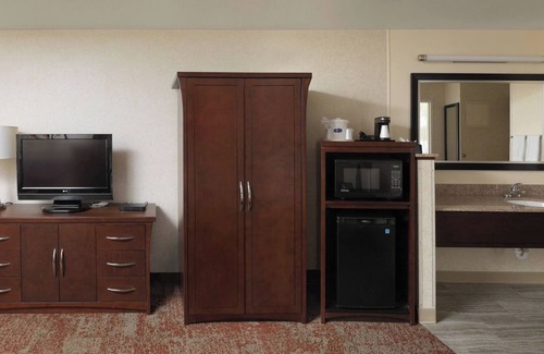 Rio Grande Hotel | Downtown Stay with Indoor Pool, Sauna & Daily Breakfast Included l 2 Rooms