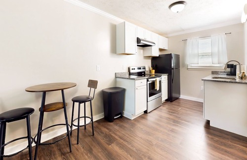 La Follette Apartment | Downtown studio with full kitchen, BBQ area, firepit, fast WiFi, streaming, AC