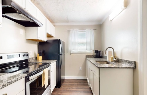 La Follette Apartment | Downtown studio with full kitchen, BBQ area, firepit, fast WiFi, streaming, AC