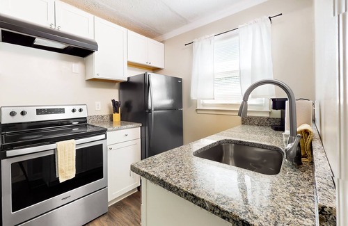 La Follette Apartment | Downtown studio with full kitchen, BBQ area, firepit, fast WiFi, streaming, AC