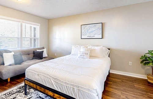La Follette Apartment | Downtown studio with full kitchen, firepit, BBQ area, fast WiFi, streaming