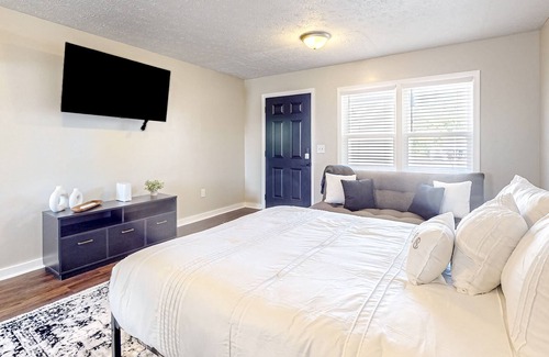 La Follette Apartment | Downtown studio with full kitchen, firepit, BBQ area, fast WiFi, streaming