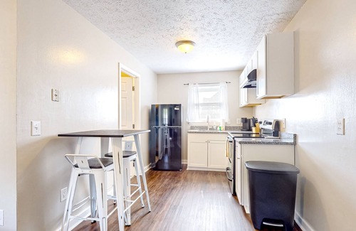 La Follette Apartment | Downtown studio with full kitchen, firepit, BBQ area, fast WiFi, streaming