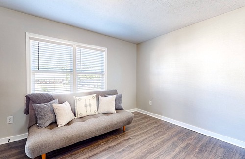 La Follette Apartment | Downtown studios with full kitchen, BBQ area, firepit, fast WiFi, streaming, AC