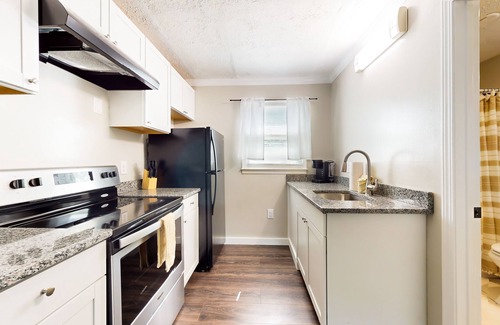 La Follette Apartment | Downtown studios with full kitchen, BBQ area, firepit, fast WiFi, streaming, AC