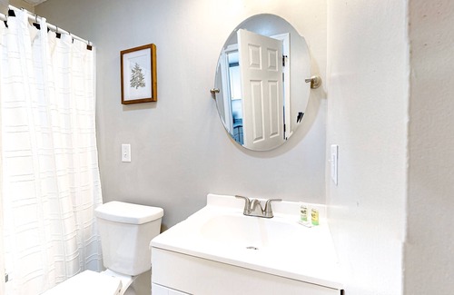 La Follette Apartment | Downtown studios with full kitchen, BBQ area, firepit, fast WiFi, streaming, AC