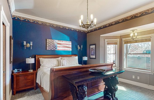 Eureka Springs Historic District Villa | Downtown suite with central air conditioning, WiFi - near everything