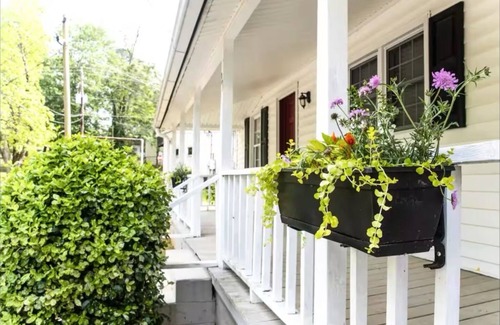 Dahlonega Apartment | Downtown Suite-Walk to Eat-Easy Park-Smart TV-WIFI